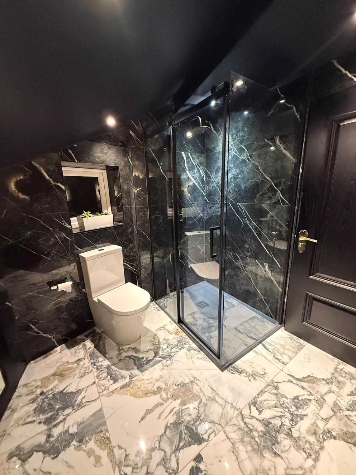 The Loft At One Luxury Penthouse Apartment Wigan Bagian luar foto